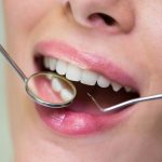dentista-examinando-paciente-herramientas.jpg